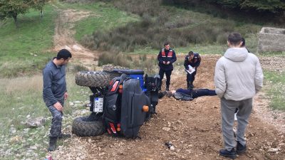 Balıkesir'in Erdek ilçesinde ATV ile yamaçtan çıkmaya çalışan 2 kişi,