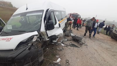 Balıkesir'in Susurluk ilçesinde işçi servisi ile ticari aracın kafa kafaya